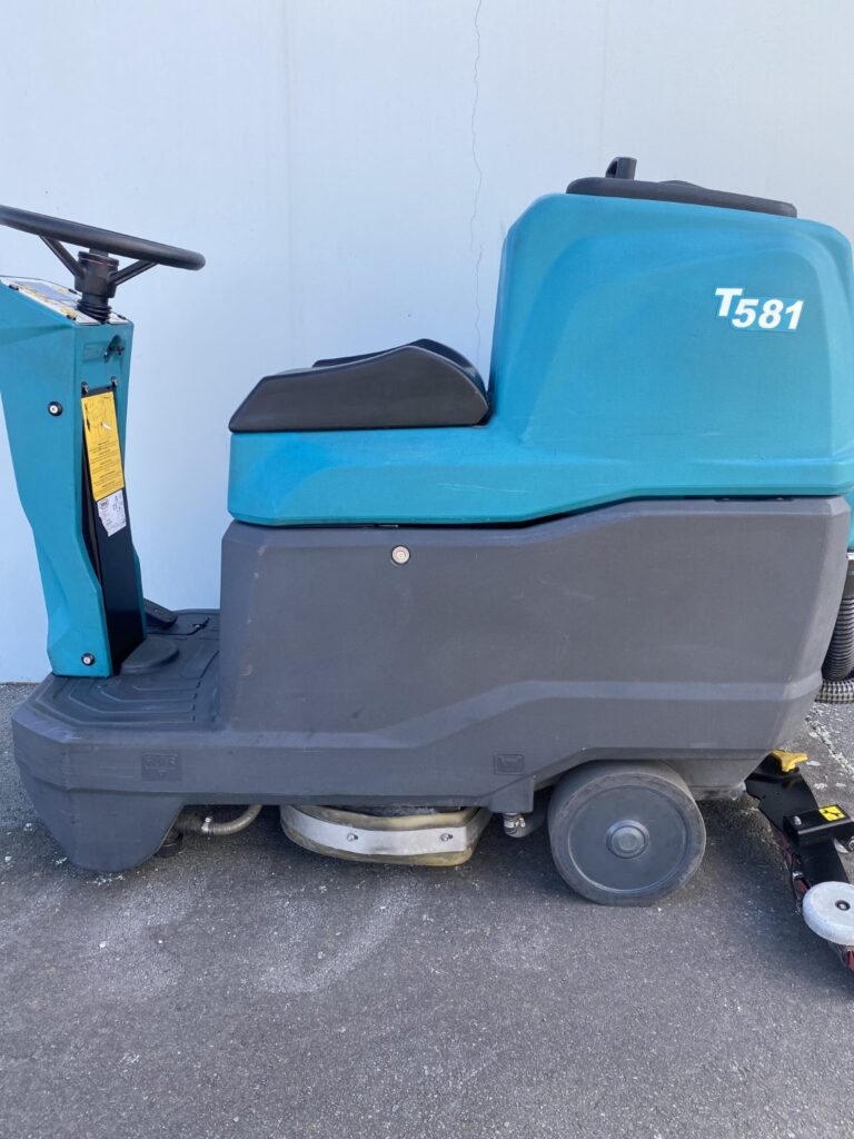 TENNANT RIDE ON SCRUBBER T581